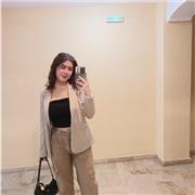 Estudiante de inglés en la universidad preparada para enseñarte y ayudarte a mejorar tu inglés